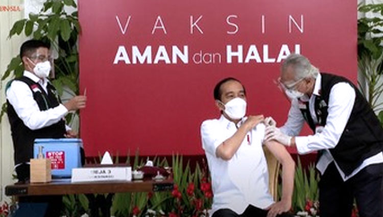 Presiden RI Joko Widiodo disuntik vaksin Covid-19 buatan Sinovac, di lakukan di Istana negara. (Tangkapan layar youtube Sekretariat Presiden)