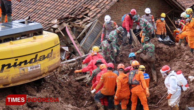 Petugas SAR Gabungan Saat Lakukan Pencarian Korban di Lokasi Longsor Sumedang (FOTO: Alan Dahlan/TIMES Indonesia) 