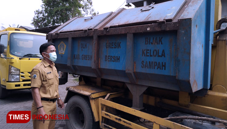 Salah satu pegawai DLH Gresik saat mengecek kondisi kontainer sampah (FOTO: Akmal/TIMES Indonesia).