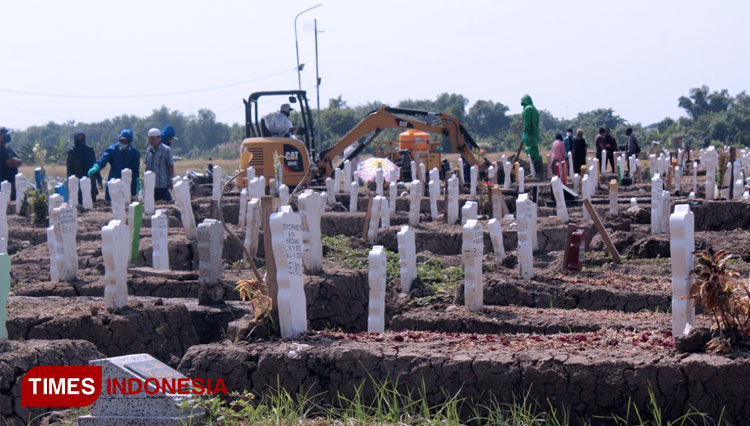 pemakaman-covid-19-di-Surabaya-2.jpg