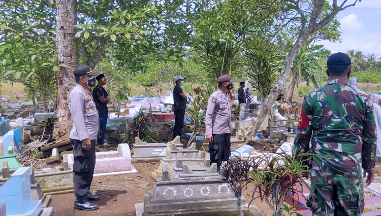 Proses pemakaman di Kecamatan Mangunjaya Pangandaran (FOTO: Dok. Polsek Padaherang)