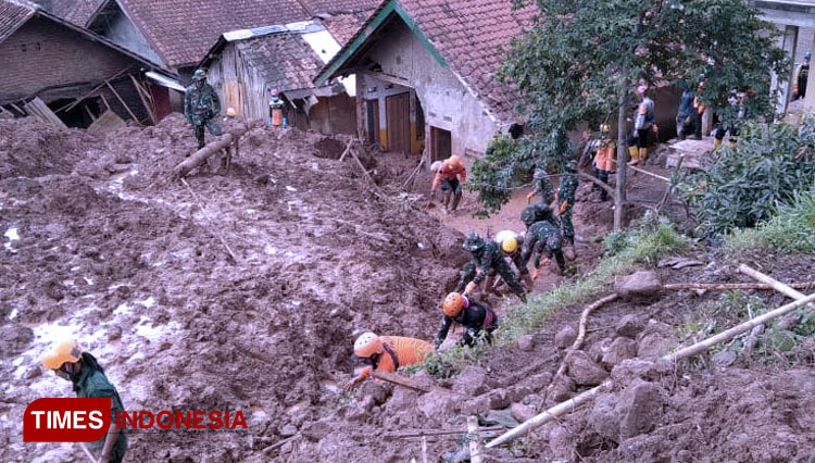 Tim SAR Gabungan saat melakukan pencarian korban tertimbun tanah longsor di Desa Cihanjuang, Cimanggung, Sumedang (FOTO: Dok. Basarnas Bandung for TIMES Indonesia)