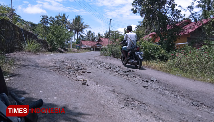Salah satu ruas jalan kabupaten yang rusak parah, dan Kepala Desa Sawangan, Sunarto. (FOTO: Estanto Prima Yuniarto/TIMES Indonesia)