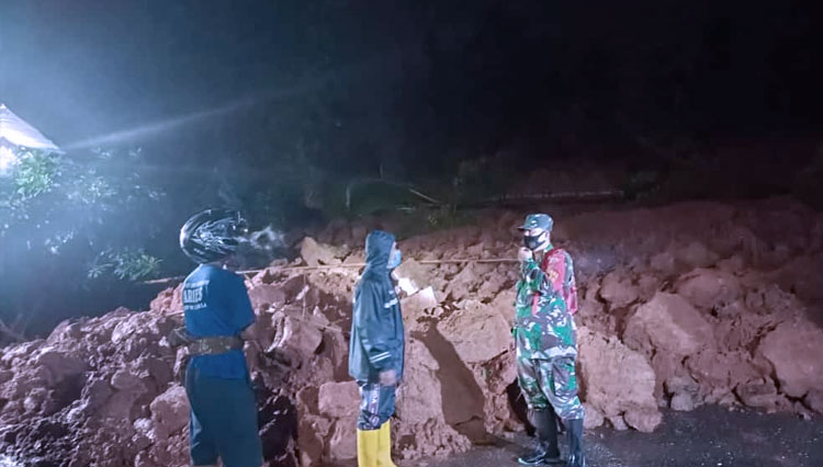 Lokasi tanah longsor di Kampung Glempang Desa Gandullekor menutup akses jalan Banjarnegara - Kebumen (Foto: Djatmika for TIMES Indonesia)