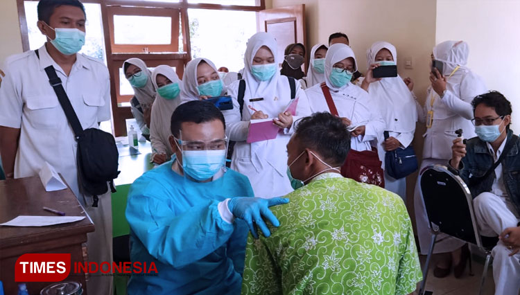 Simulasi pemberian vaksin Covid-19 untuk 30 Fasyankes di Kabupaten Bondowoso. (FOTO: Moh Bahri/TIMES Indonesia)