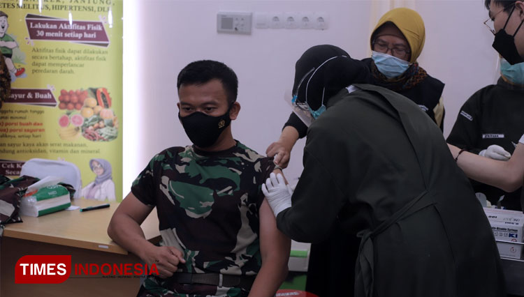 Dandim Sleman Letkol Inf Arief Wicaksana ketika disuntik Vaksin Covid-19 di Puskesmas Ngemplak 2, Sleman, Yogyakarta, Kamis (14/1/2021). (FOTO: A Riyadi/TIMES Indonesia)