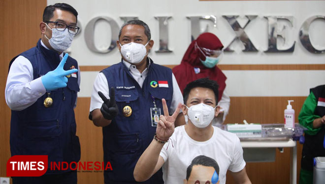 Ariel Noah jalani penyuntikan vaksin Covid-19 di RS KIA, Jalan Kopo, Kota Bandung, Kamis (14/1/21). (Foto: Iwa/TIMES Indonesia)