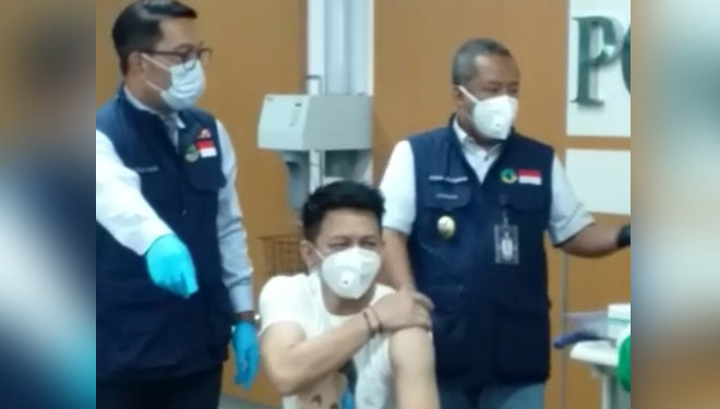Ariel Noal jalani penyuntikan vaksin Covid-19 di RS KIA, Jalan Kopo, Kota Bandung, Kamis (14/1/21). (Foto: Iwa/TIMES Indonesia)