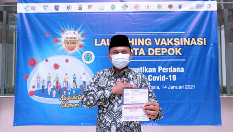 Kepala Kementerian Agama (Kemenag) Kota Depok, Asnawi usai disuntik Vaksin Covid-19. (FOTO: Diskominfo Kota Depok)