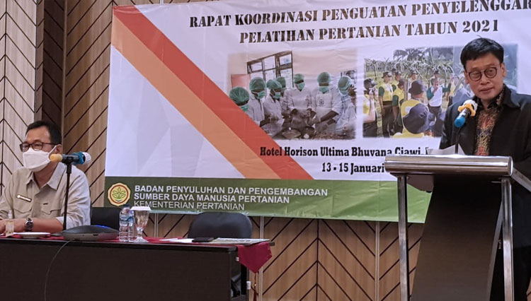 Kepala Badan PPSDMP Dr.  Dedy Nursyamsi  saat menjadi pembicara dalam rakor Penguatan Penyelenggara Pelatihan Pertanian lingkup Puslatan. (foto: Puslatan)