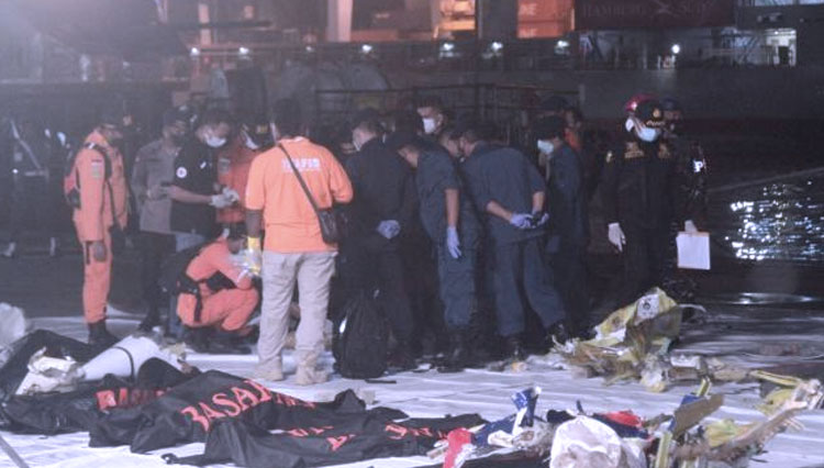 Tim SAR dengan kantong jenazah korban Pesawat Sriwijaya Air SJ 182 pada Senin (11/1/2021) lalu. (FOTO: Chokyashar for TIMES Indonesia)