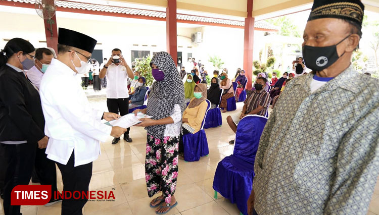 Bupati Anas menyalurkan bantuan secara simbolis kepada masyarakat. (Foto: Rizki Alfian/ TIMESIndonesia)