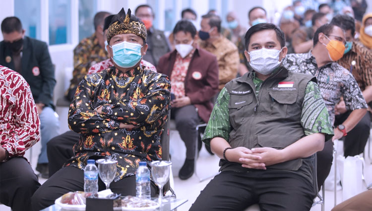 Bupati Bandung Dadang M Naser dan Wakil Bupati Bandung Gun Gun Gunawan saat menyaksikan vaksinasi perdana RS Unggul Karsa Medika, Margaasih, Kab Bandung, Kamis (14/1/21). (Foto: Humas Pemkab for TIMES Indonesia)