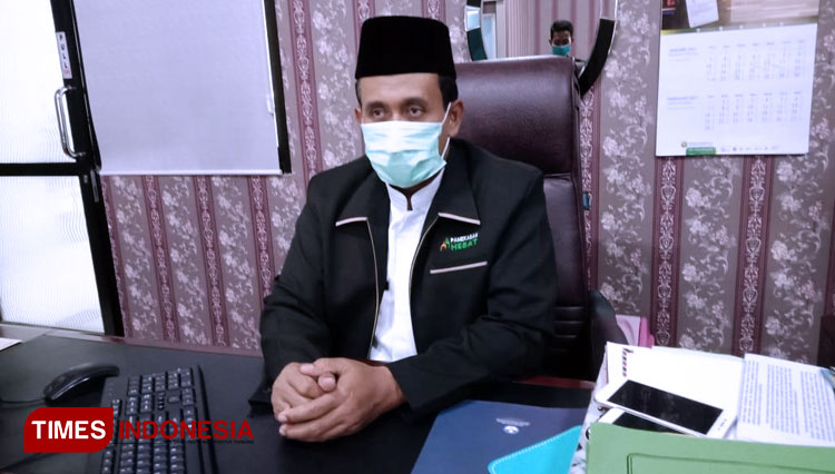 Akhamd Zaini, kepala Disdik Pamekasan, saat di wawancarai di ruang kerjanya.(Foto: Akhmad Syafi'i/TIMES Indonesia)