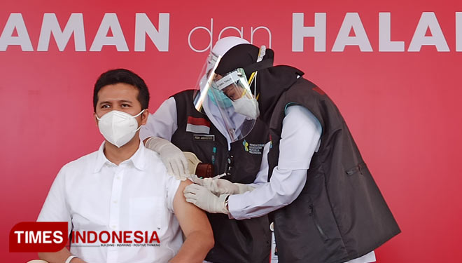 Wagub Jatim Emil Dardak saat menerima suntikan pertama vaksin Covid-19, Kamis (14/1/2021).(Foto : Lely Yuana/TIMES Indonesia) 