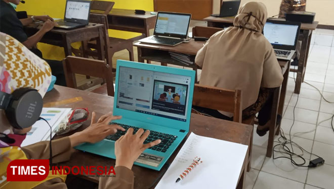 Situasi ruang Guru SMP Negeri 4 Cilacap saat work from office. (FOTO: Heni for TIMES Indonesia)