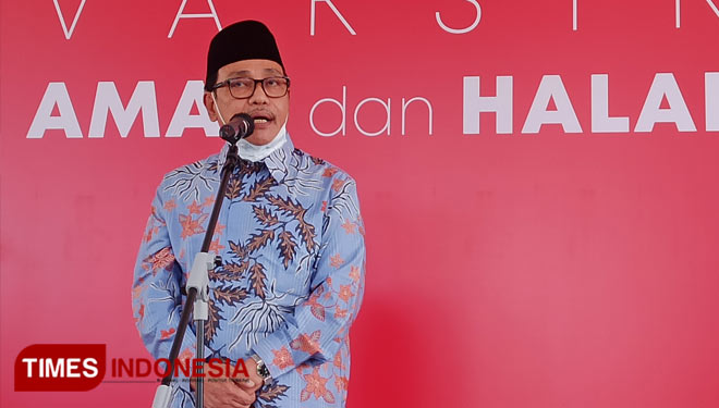 Ketua MUI Jatim Hasan Mutawakkil Alallah saat mengisi sambutan sebelum proses vaksinasi pertama Jatim di Gedung Negara Grahadi, Kamis (14/1/2021). (Foto: Lely Yuana/TIMES Indonesia) 