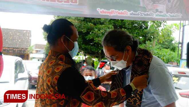 Dirjen Kebudayaan Hilmar Farid (Kanan) saat disambut Kepala Desa Sekapuk Abdul Halim (Kiri) (Foto: Akmal/TIMES Indonesia).
