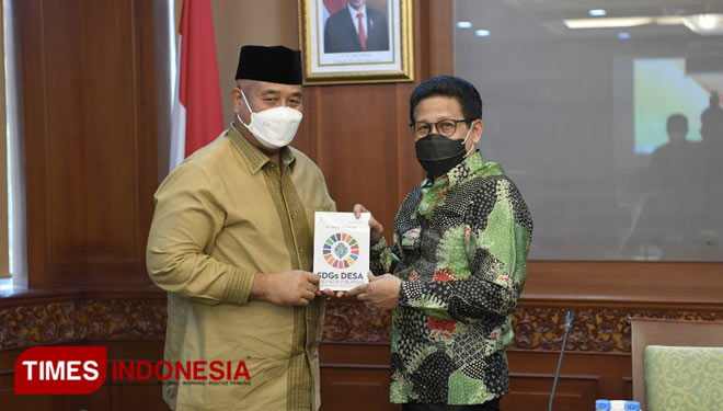 Mendes PDTT Abdul Halim (kanan) menerima Bupati Kutai Kartanegara di kantornya. (Foto: Kemendes PDTT for Times Indonesia)