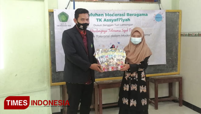 Muhammad Husnul Wafa ketika memberikan mainan figure agama kepada guru TK Assyafiiyah, Kamis (14/1/2021). (Foto: Dhani Wijaya For TIMES Indonesia)
