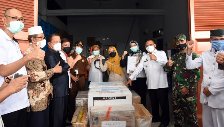 Wali Kota pada saat mendampingi kedatangan vaksin di Instalasi Farmasi Kota Gorontalo (Foto: Humas Pemkot Gorontalo) 