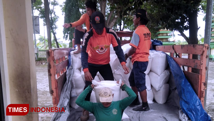 Pendistribusian beras untuk warga terdampak banjir di Kecamatan Turi. (FOTO: Prokopim Kabupaten Lamongan for TIMES Indonesia)