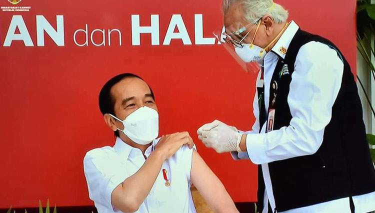 Presiden RI Jokowi saat di suntik vaksin Covid-19 Sinovac di Istana Negara Rabu, (13/1/2021) kemarin. (FOTO: Setkab RI) 