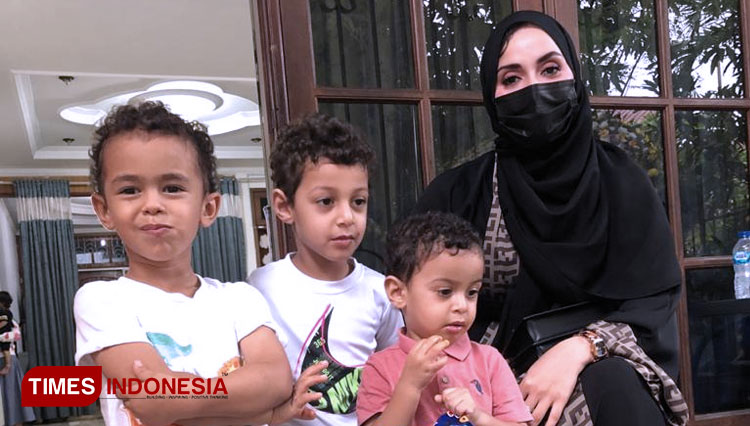 Keluarga Syekh Ali Jaber saat ditemui di kediamannya, Taman Berdikari Sentosa, Polugadong, Jakarta Timur. (FOTO: Moh Ramli/TIMES Indonesia)