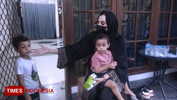 Salah satu kerabat almarhum Syekh Ali Jaber, yakni Sakinah Muhammad Mahri saat ditemui di kediamannya, di Jakarta Timur. (Foto: Moh Ramli/TIMES Indonesia)