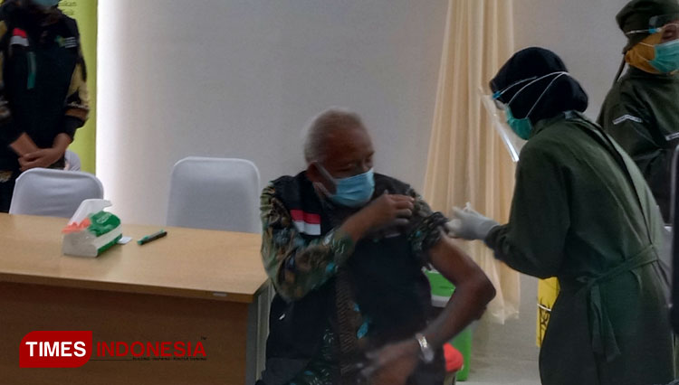 Bupati Sleman Sri Purnomo ketika mendapatkan suntikan vaksin Covid-19 di Puskesmas Ngemplak 2 Sleman. (FOTO: A Riyadi/TIMES Indonesia)