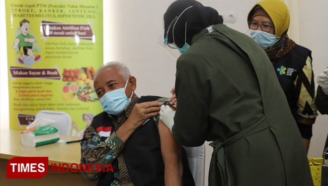 Bupati Sleman Sri Purnomo ketika mendapatkan suntikan vaksin Covid-19 dari Dokter Noviyanti A dari Puskesmas Ngemplak 2 Sleman, Yogyakarta. (FOTO: A Riyadi/TIMES Indonesia)