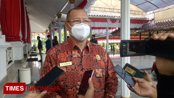 Kepala Dinas Kesehatan Kabupaten Bangkalan Sudiyo ketika memberikam keterangan kepada awak media. (FOTO: Doni Heriyanto/TIMES Indonesia)