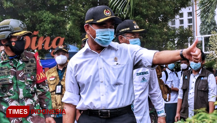 Menko PMK Muhadjir Efendi didampingi Wakil Bupati Sumedang Erwan Setiawan Tinjau Lokasi Bencana Longsor (FOTO: Humaskab Sumedang for TIMES Indonesia) 