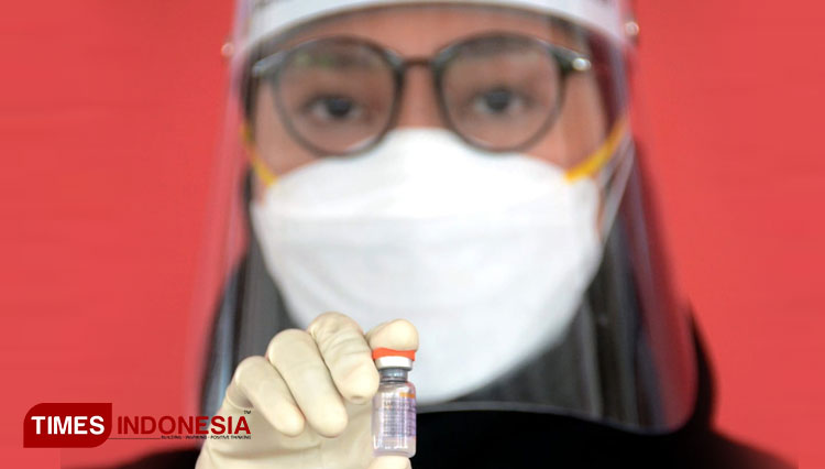 Vaksinator menunjukkan dosis vaksin Sinovac 0,5 ml, Kamis (14/1/2021).(Foto : Adit/TIMES Indonesia) 