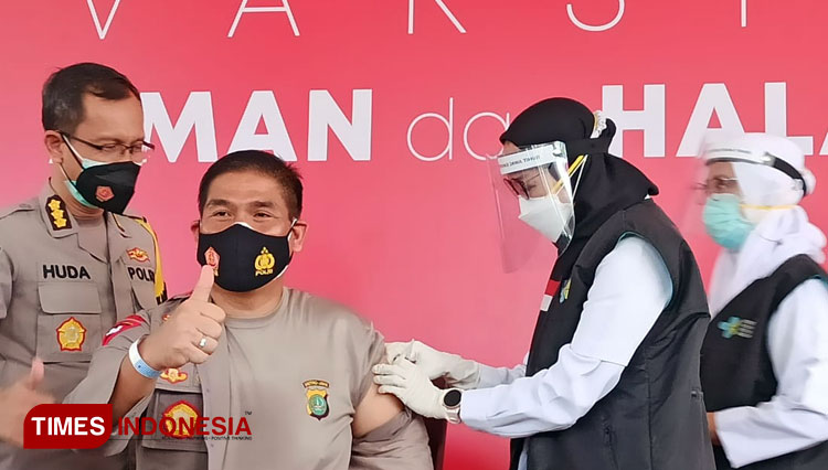 Wakapolda Jatim, Brigjen Pol Slamet Hadi Supraptoyo saat melakukan vaksinasi di Gedung Negara Grahadi, Kamis (14/1/2021). (Foto: Lely Yuana/TIMES Indonesia) 