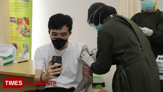 Dokter milenial sekaligus pegiat media sosial dr Tirta Mandira Hudhi ketika mendapat suntik vaksin Covid-19 di Puskesmas Ngemplak 2, Sleman, Yogyakarta. (FOTO: A Riyadi/TIMES Indonesia)