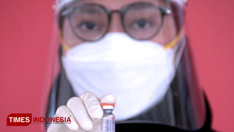 Ilustrasi - Pelaksanaan vaksinasi Covid-19 di Surabaya. (Foto: Adhitya Hendra/TIMES Indonesia)