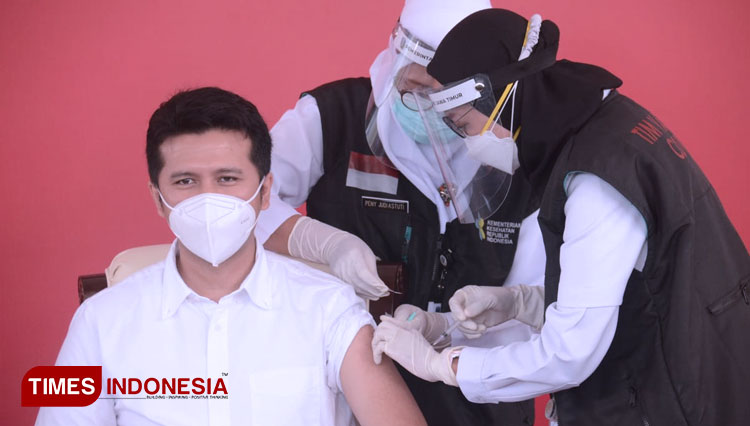 Vaksinasi Covid-19 kepada Wakil Gubernur Jawa Timur, Emil Dardak. (FOTO: Adhitya Hendra/TIMES Indonesia)