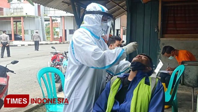Pemeriksaan tes rapid antigen di Pangandaran. (foto: Rizal/TIMES Indonesia)