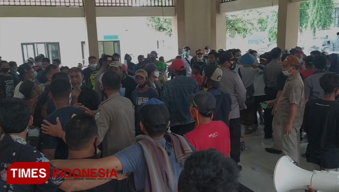 Kericuhan yang sempat mewarnai aksi unjuk rasa warga terdampak banjir Bengawan Njero, di Kantor Kecamatan Turi, Lamongan, Kamis (14/1/2021). (FOTO: MFA Rohmatillah/ TIMES Indonesia)