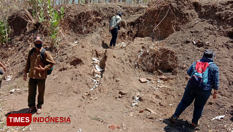 Arkeolog saat mengecek situs Watukebo. (Foto: Rizki Alfian/ TIMESIndonesia)