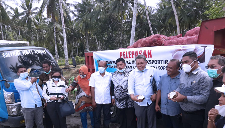 Pelepasan perdana ekspor kopra putih oleh Dinas Nakertrans Malut. (Foto: Dok Dinas Nakertrans)