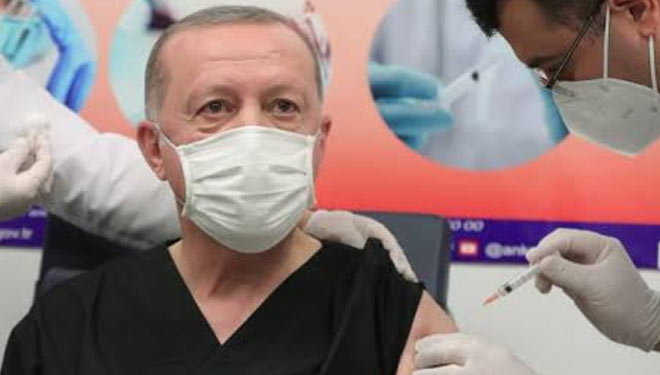 Presiden Turki, Erdogan melakukan suntik vaksin Covid-19 Sinovac. (FOTO: Murat Cetinmuhurdar/PPO/Handout via REUTERS)