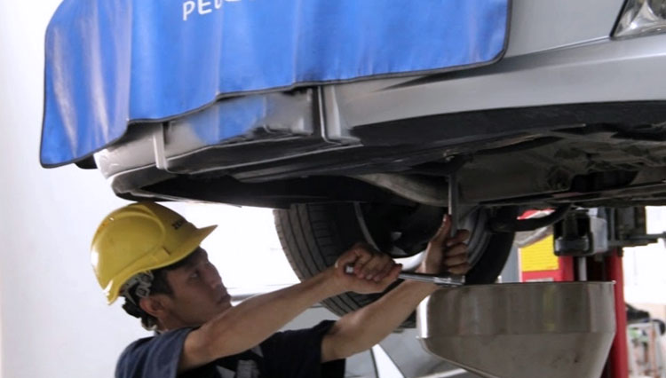 Mekanik Astra melakukan pengecekan kondisi mobil merek Peugeot 206. (foto: Dok.Astra) 