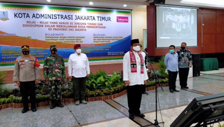 Wali Kota Jakarta Timur, Muhammad Anwar saat memimpin Pelantikan FKDM masa bakti 2021-2023. (Foto: Kominfotik Jakarta Timur) 