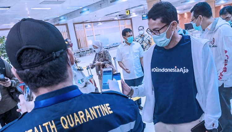 Menparekraf Sandiaga Uno saat meninjau penerapan protokol kesehatan di Bandar Udara Internasional Zainuddin Abdul Madjid (LOP), Jumat (15/1/2021). (foto: Kemenparekraf RI)