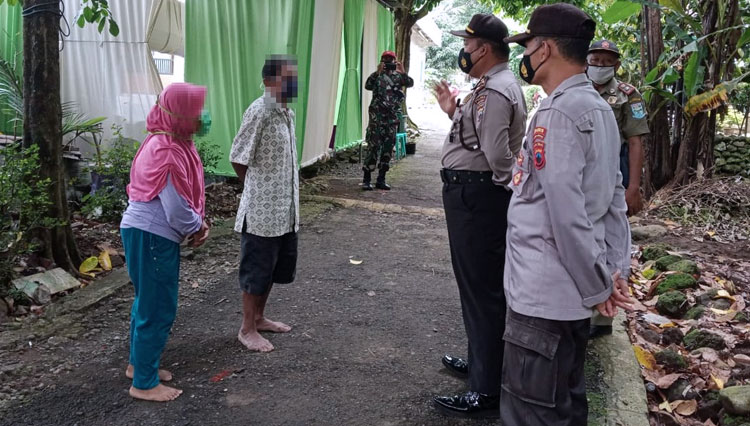 Tim Satgas Covid-19 Kecamatan Bobotsari yang terdiri dari kepolisian, TNI dan Satpol PP saat membubarkan dua kegiatan hajatan di Desa Dagan dan Desa Karangduren. (Foto: Humas Polres Purbalingga for TIMES Indonesia)