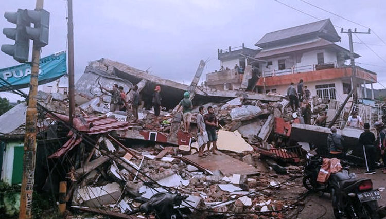 Kondisi bangunan akibat gempa Majene, Sulbar. (Foto: AP/Rudy Akdyaksyah)