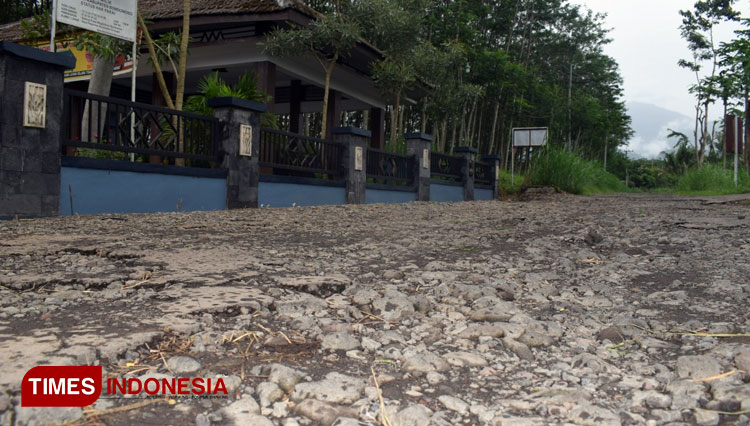 Kondisi jalan yang menjadi akses menuju Pusat Informasi Megalitikum Bondowoso (PIMB) masih berupa batu makadam (FOTO: Moh Bahri/TIMES Indonesia).