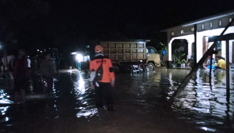 Kondisi banjir di Kabupaten Balangan, Kalsel pada Jumat (15/1/2021) malam. (Foto: BNPB)